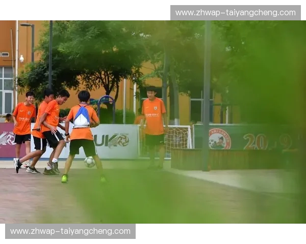 桑巴舞步碰撞东方巨龙：那场横跨时空的足球终极梦想